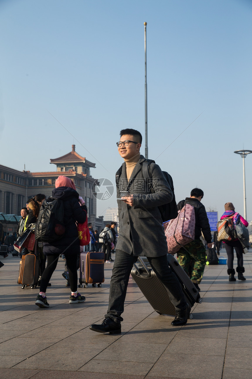 青年人东亚日光青年男人在火车站图片