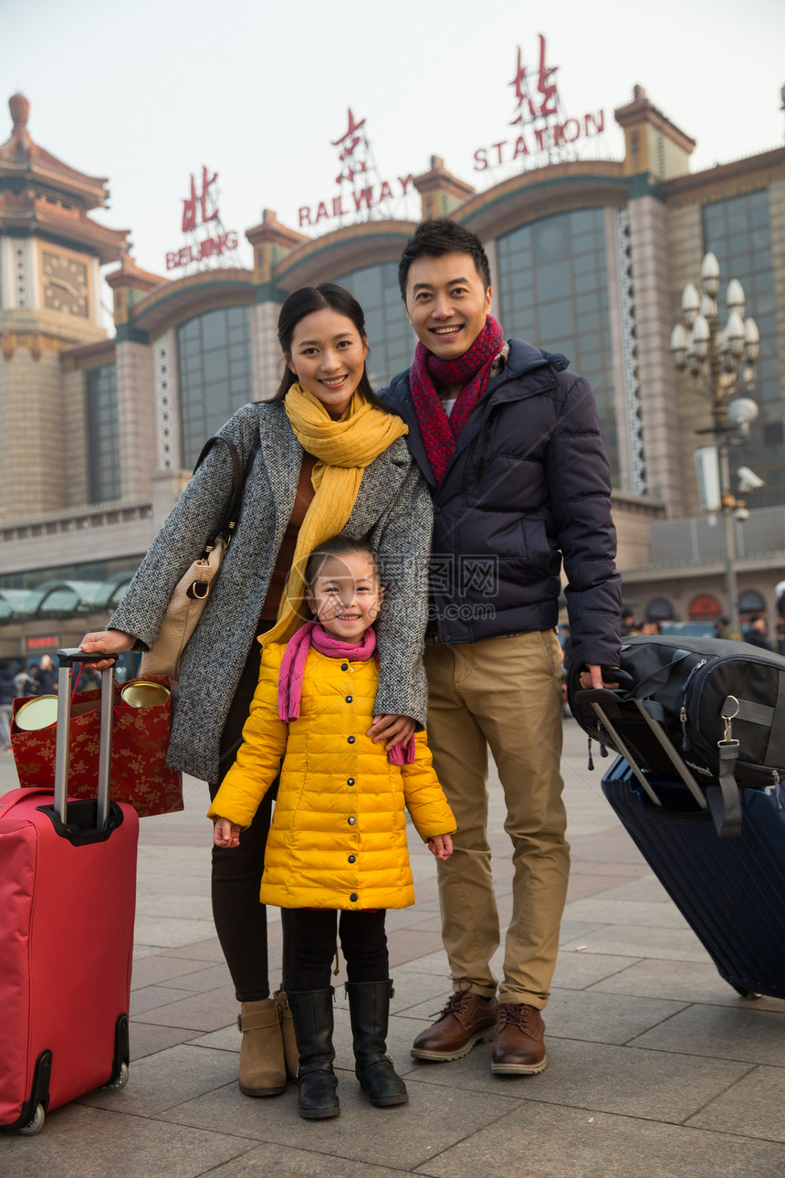 亚洲人火车站核心家庭幸福家庭在站前广场图片