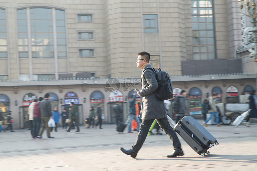 东亚交通旅行者青年男人在火车站图片