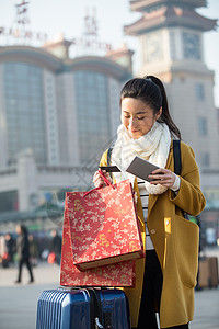 手机建筑成年人青年女人在站前广场东方人高清图片素材