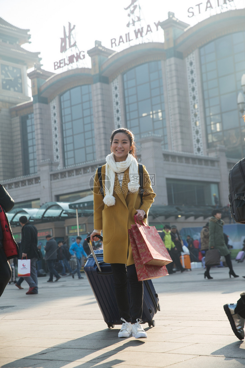 购物袋仅成年人成年人青年女人在站前广场图片