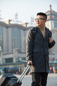 东亚表现积极旅行青年男人在火车站背景图片