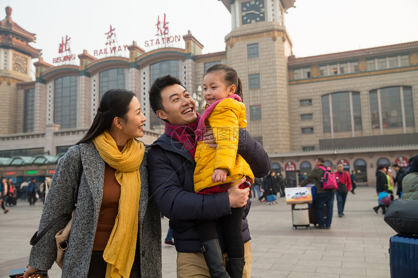 回家人中年男人幸福家庭在站前广场图片