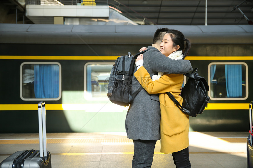 回家青年女人东方人青年情侣在火车站图片