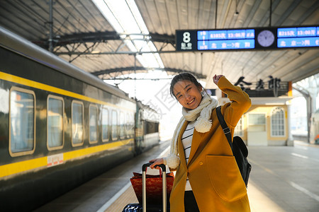 春运展板图片彩色图片过年旅游青年女人在车站月台背景