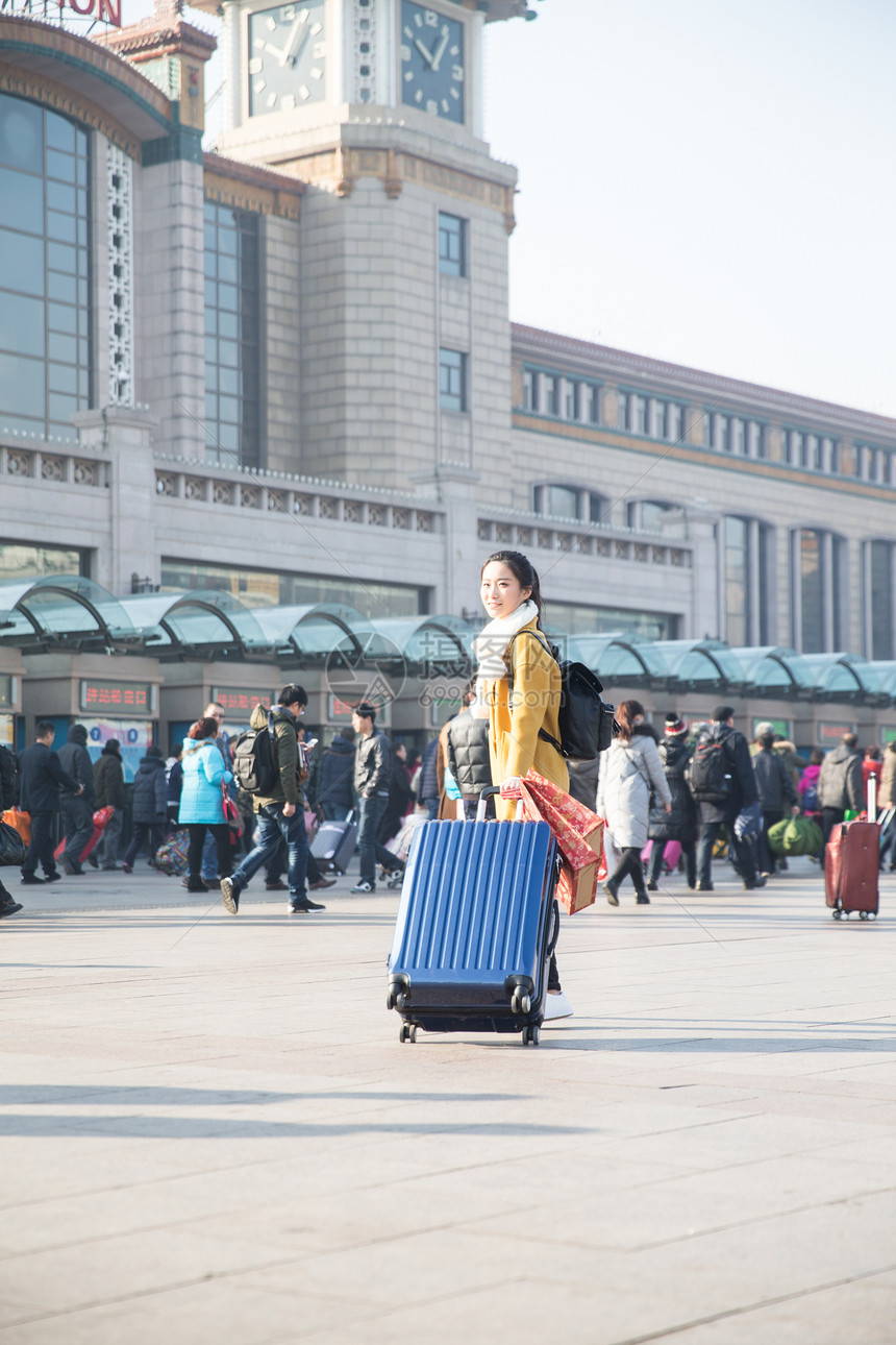 户外回家仅一个人青年女人在站前广场图片