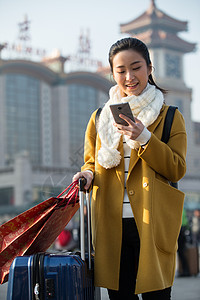 旅游城市风光通讯青年女人在站前广场亚洲人高清图片素材