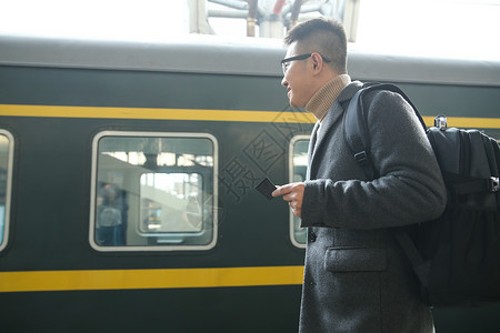离开信心过年青年男人在车站月台背景图片