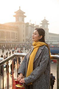 东亚火车青年女人在站前广场图片