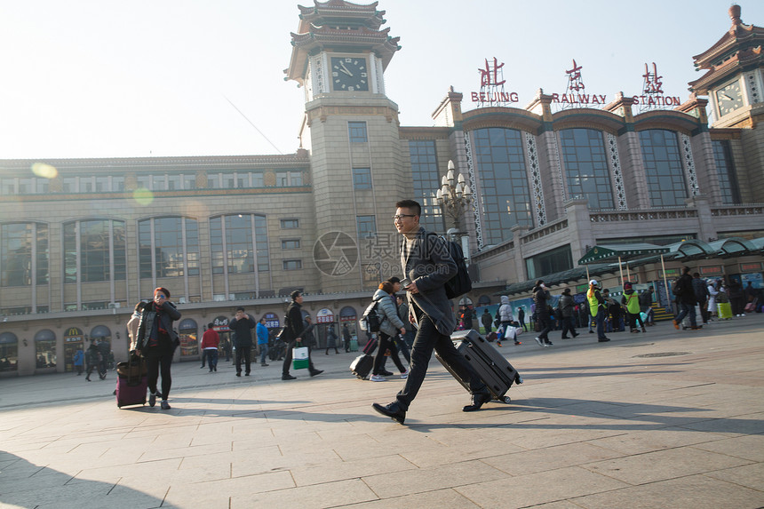 日光东方人旅行者青年男人在火车站图片