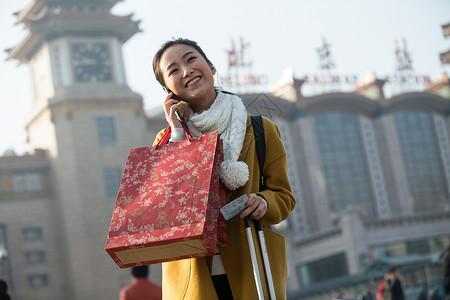 打电话仅一个人旅行青年女人在站前广场东方人高清图片素材