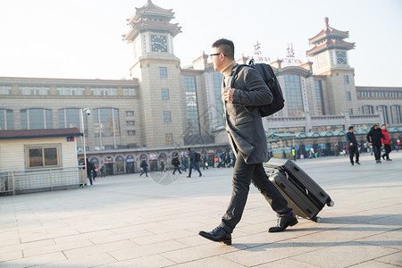 春运展板图片彩色图片旅途白昼青年男人在火车站背景