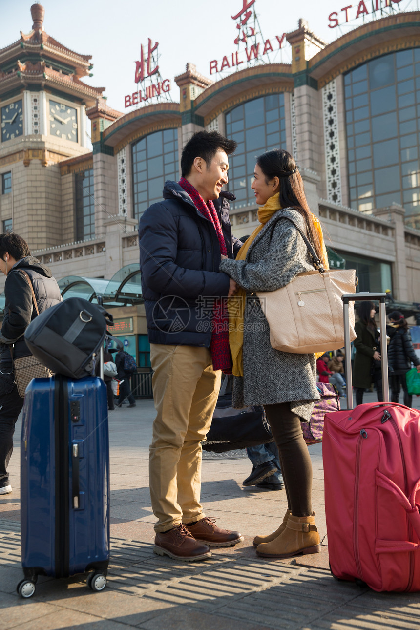 旅行者白昼两个人青年男女在站前广场图片