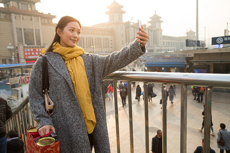 仅成年人快乐彩色图片青年女人在站前广场旅游高清图片素材