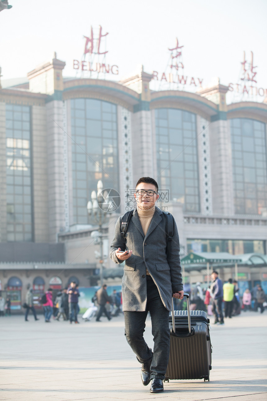 建筑回家户外青年男人在火车站图片