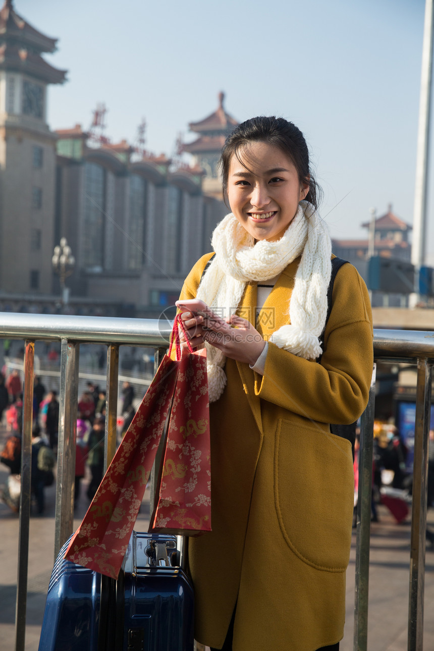 人旅途仅女人青年女人在站前广场图片