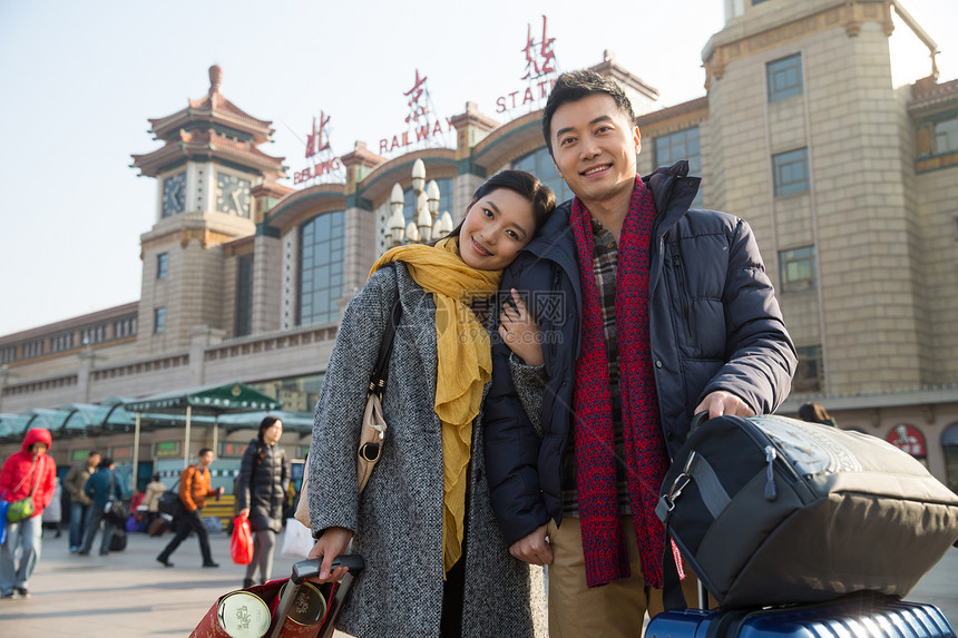 户外青年人快乐青年男女在站前广场图片