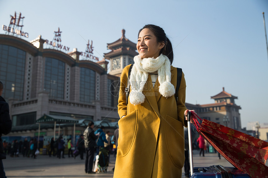 火车站东亚离开青年女人在站前广场图片