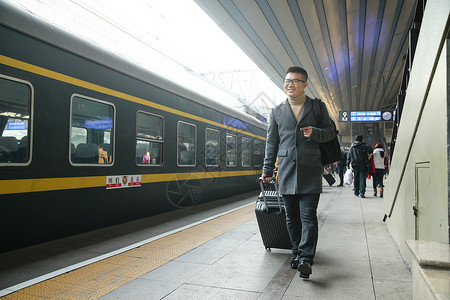 东方人火车站运送青年男人在车站月台背景图片
