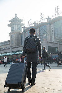春运展板图片东方人彩色图片旅行的人青年男人在火车站背景