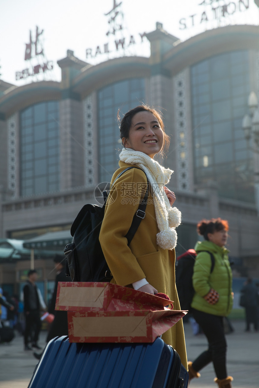 表现积极春运旅行的人青年女人在站前广场图片