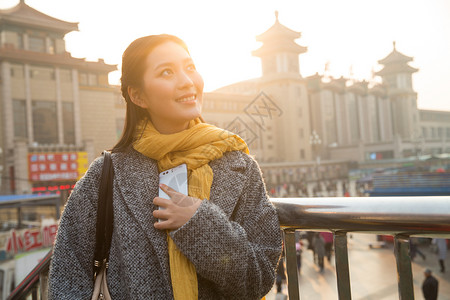 等待花开日子东亚北京彩色图片青年女人在站前广场背景