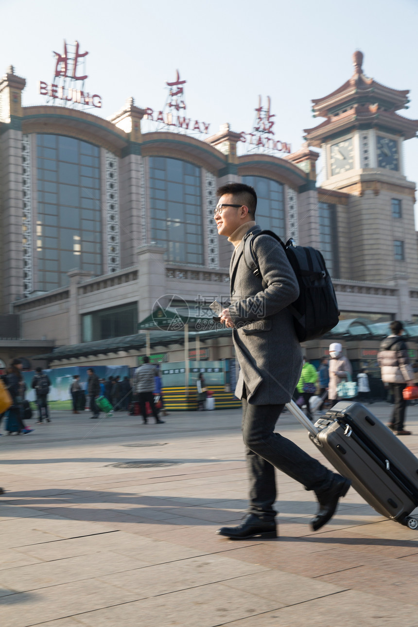 摄影旅游过年青年男人在火车站图片