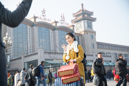 告别背包客离开青年男女在火车站图片