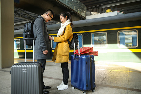 旅途东亚回家青年情侣在火车站图片