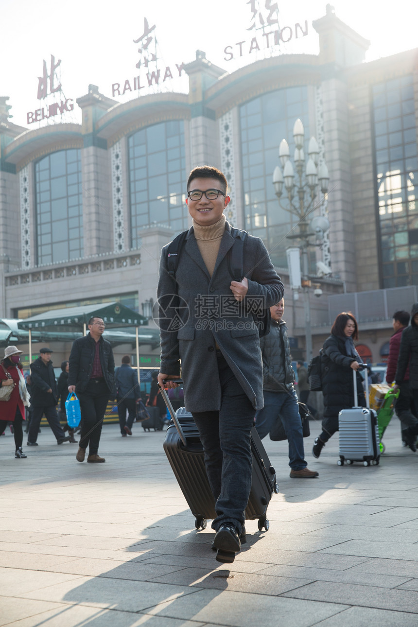 东方人春节青年人青年男人在火车站图片