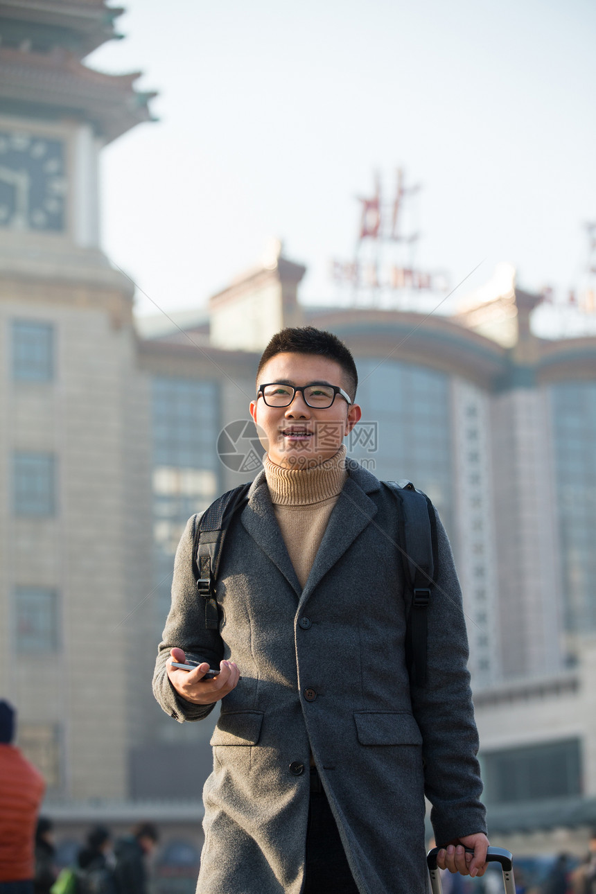 附带的人物交通东方人青年男人在火车站图片