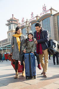 广场20到24岁亚洲人幸福家庭在火车站图片