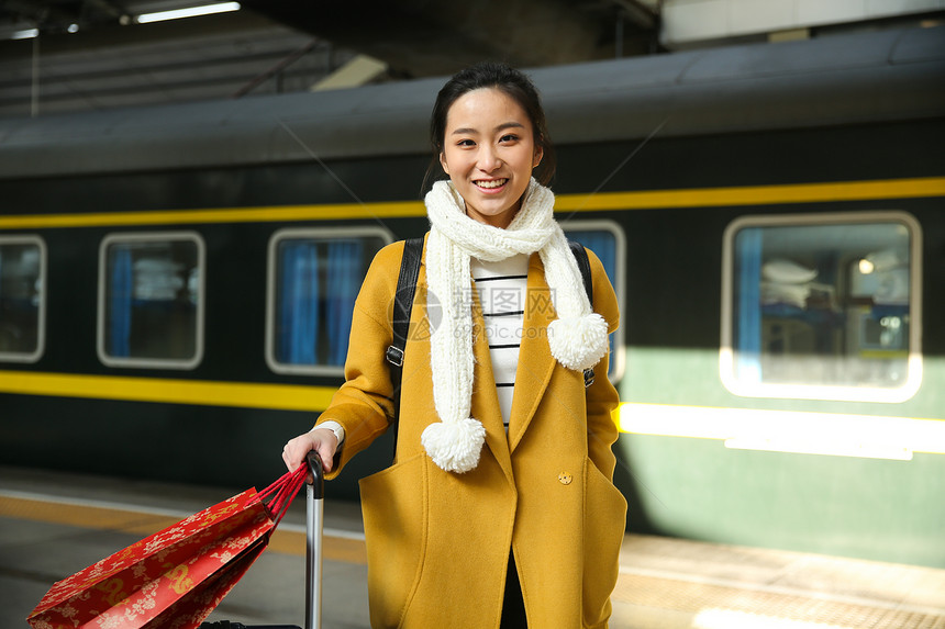 交通仅女人漂亮的人青年女人在车站月台图片