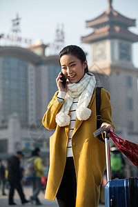 东方人春节运送青年女人在站前广场高雅高清图片素材