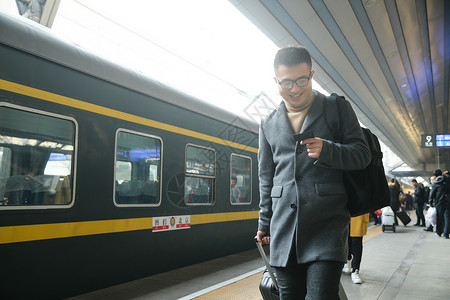 春节行李交通青年男人在车站月台图片