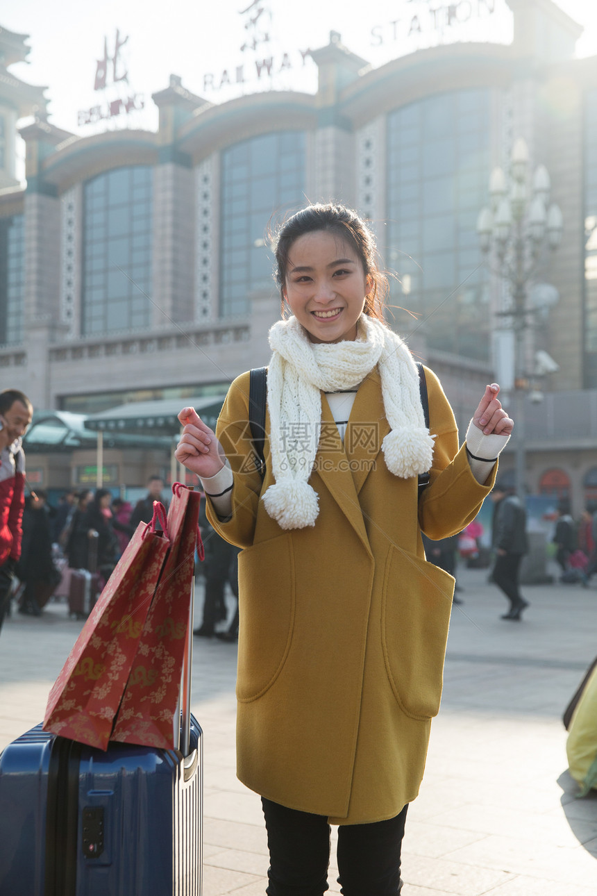 表现积极户外仅一个青年女人青年女人在站前广场图片