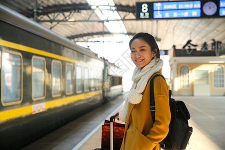 火车幸福20到24岁青年女人在车站月台图片