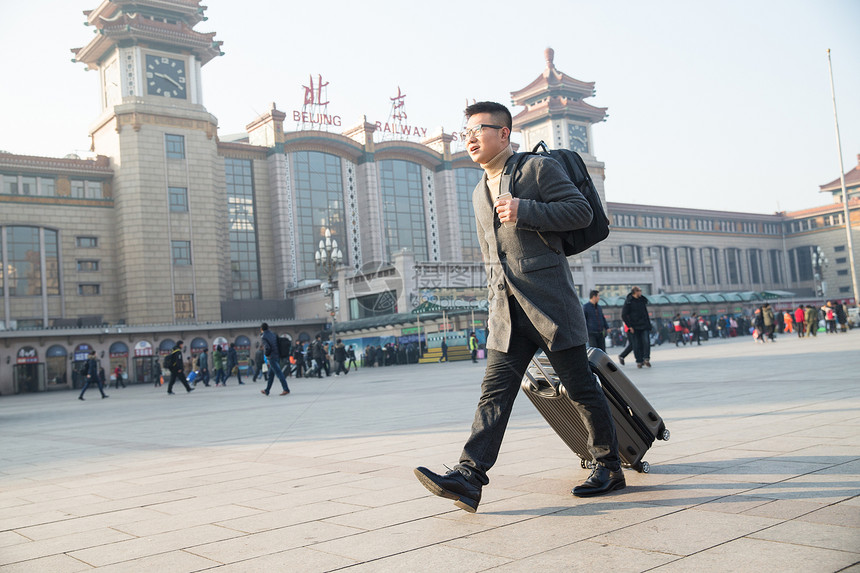 东方人亚洲旅行者青年男人在火车站图片
