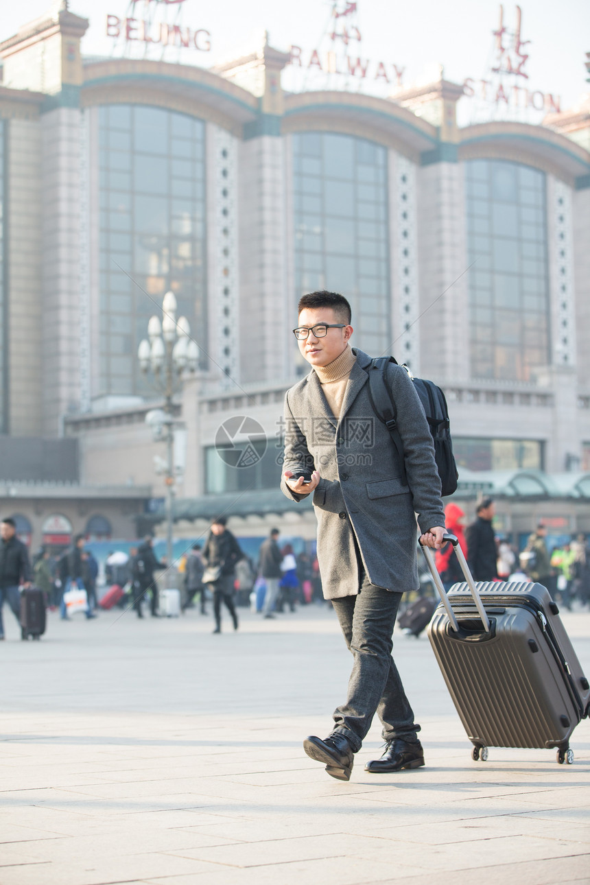 过年仅男人广场青年男人在火车站图片