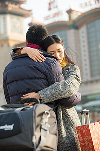 乘客北漂广场青年情侣在火车站图片