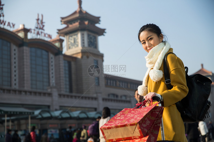 彩色图片行李旅途青年女人在站前广场图片