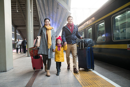 30岁到34岁旅行箱女孩幸福家庭在车站月台图片