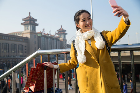 回家通讯成年人青年女人在站前广场公共交通高清图片素材