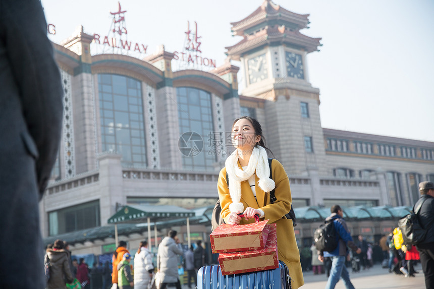 旅行箱旅途人青年女人在站前广场图片