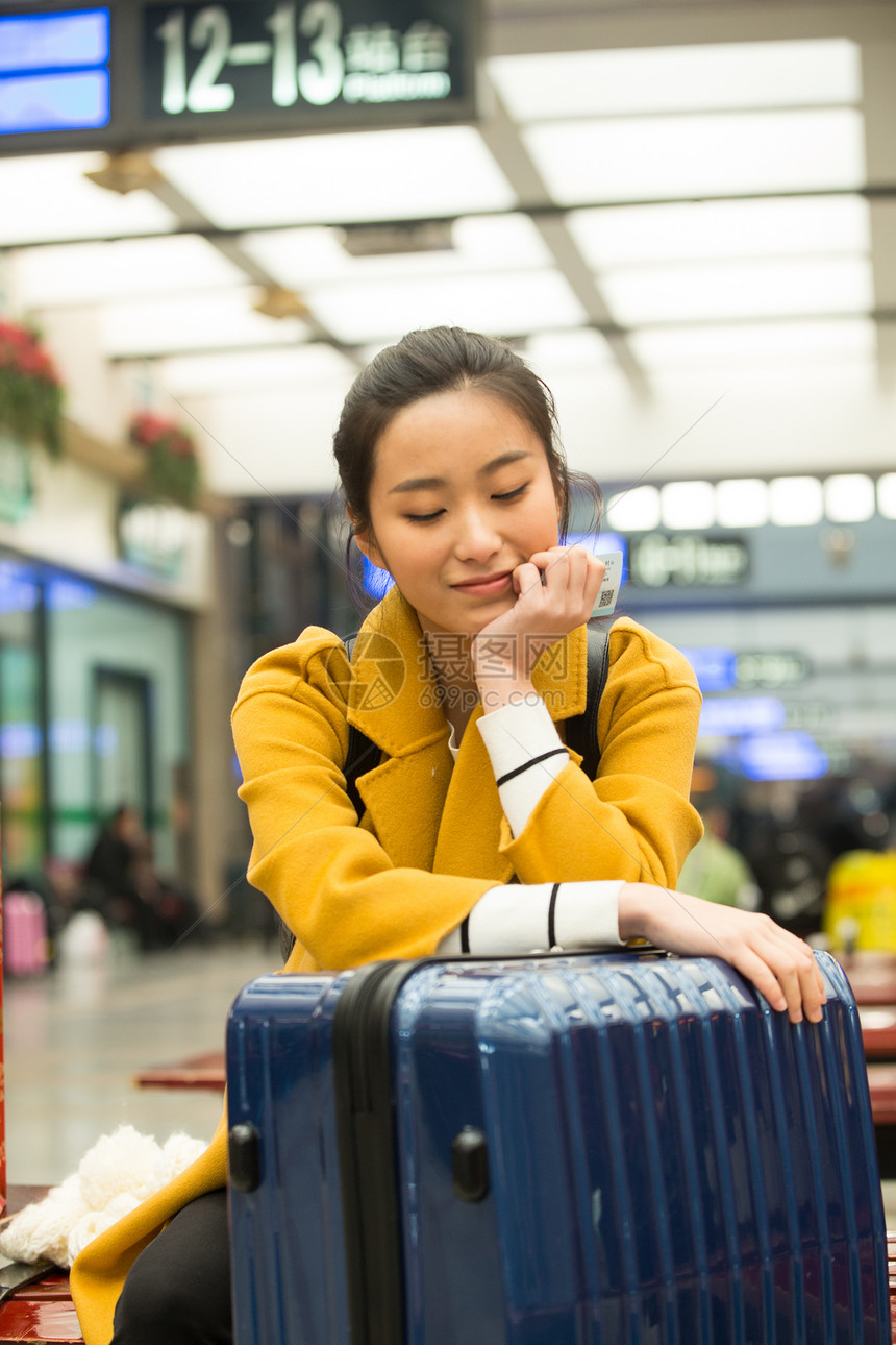 旅游青年人大厅青年女人在火车站图片