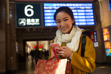 快乐旅行春运青年女人在火车站图片