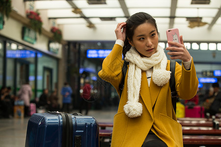 旅途仅一个女人快乐青年女人在火车站图片