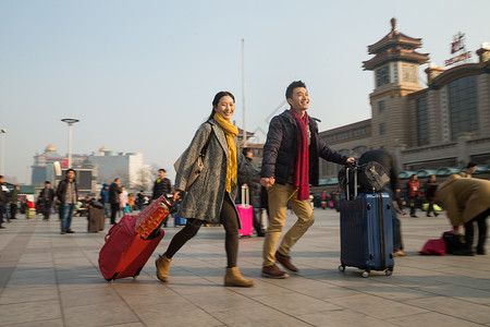 车站休闲装东方人青年男女在站前广场图片