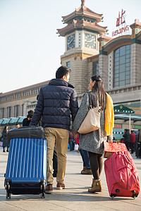 附带的人物公共交通青年男女在站前广场图片