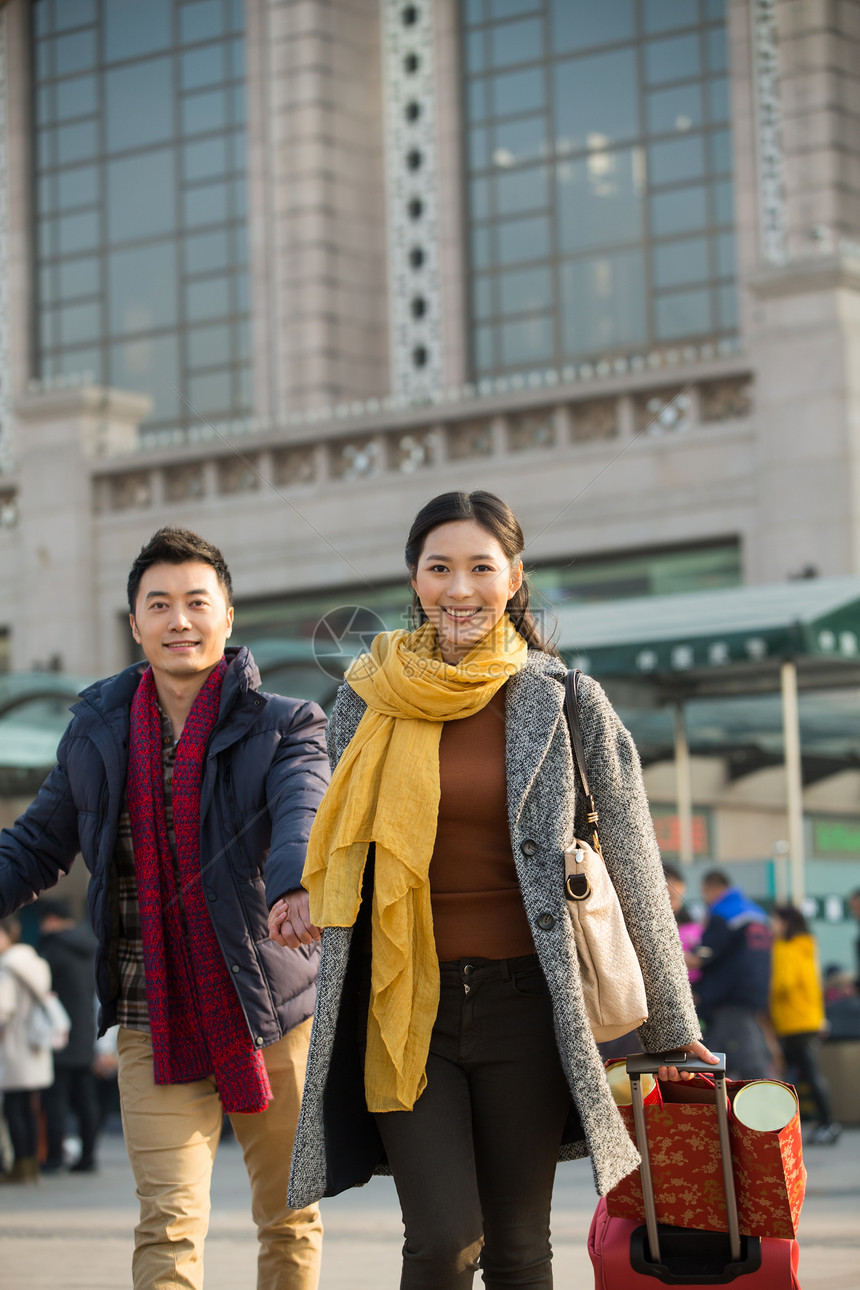 垂直构图彩色图片出发青年男女在站前广场图片